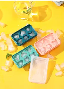 Vue détaillée du bac à glaçons en silicone à 6 grilles avec couvercle, fond souple facile.