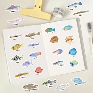 Vista detallada de bonitos pegatinas de peces de dibujos animados, adhesivos acuáticos.