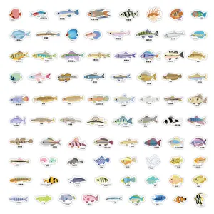 Vista detallada del juego de pegatinas de peces de dibujos animados, impermeables niños.