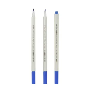 Blaue Metallic-Lackmarker für DIY-Graffiti und Kartengestaltung auf weißem Hintergrund