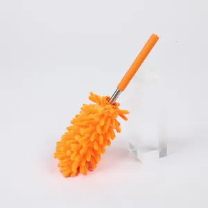 Detalle del plumero telescópico de chenilla naranja con mango de acero inoxidable