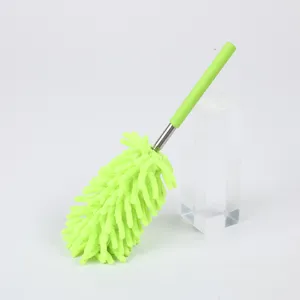 Detalle de un plumero telescópico de microfibra de chenilla verde lima con vara de acero inox.