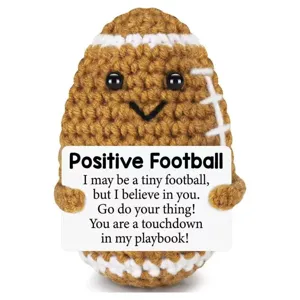 Dettaglio di una bambola di football all'uncinetto fatta a mano con messaggio positivo