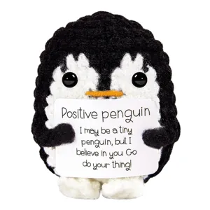 Gros plan d'un pingouin positif au crochet tenant une carte de motivation