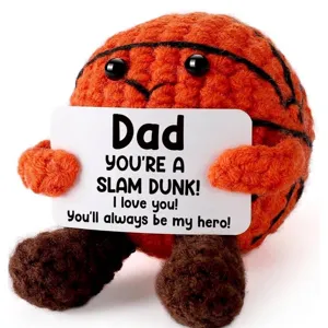 Bambola da basket fatta a mano all'uncinetto con biglietto d'auguri per papà eroe