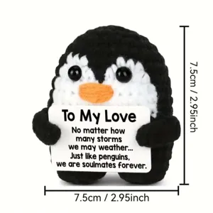 Détail d'un pingouin en crochet fait main avec carte de message positif et dimensions