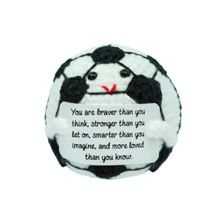 Peluche di calcio all'uncinetto fatto a mano con carta motivazionale vista dettaglio