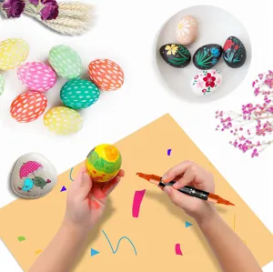 Gros plan d'un marqueur acrylique colorant un œuf de Pâques festif