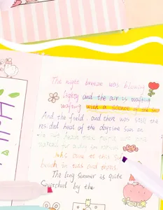 Nahaufnahme des Pastell-Textmarkers beim Schreiben auf Notizbuchseite im süßen Design.