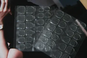 Macrodetail van transparante waterdichte dubbelzijdige jelly lijmstrips voor nagels
