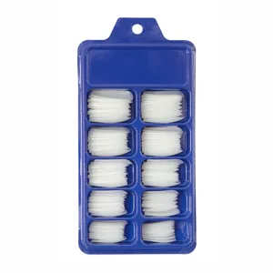 Vista detallata de uñas postizas largas tipo ataúd en una caja azul de 10 compartimentos