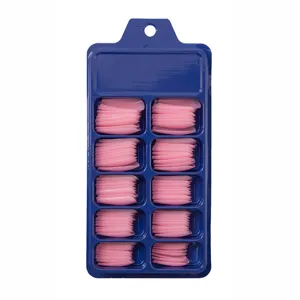 Set de uñas postizas largas de color rosa sólido en un estuche azul de 10 compartimentos