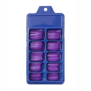 Primer plano de uñas postizas moradas lisas con forma de bailarina en estuche azul