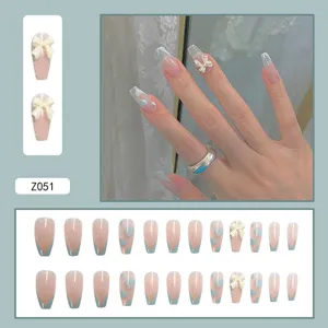 Detailansicht rosa Press-on-Nägel mit blauen French Tips und 3D-Bogenakzenten