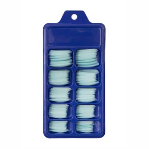 Vista detallada de uñas postizas azul claro en un estuche de plástico azul