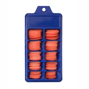Vista detallada de uñas postizas largas tipo bailarina rosa coral en caja azul