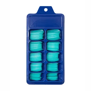 Vista detallada de uñas postizas largas ballerina turquesa en caja organizadora azul