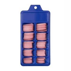 Vista detallada de uñas postizas bailarina rosa en caja azul de almacenamiento de 10 rejillas