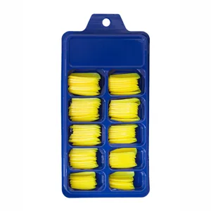Puntas de uñas ballerina amarillo neón en una caja de almacenamiento de plástico azul