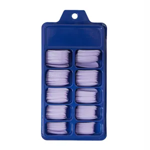 Vista detallada de uñas postizas de bailarina lavanda en una caja de plástico azul