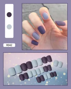 Set di 24 unghie finte opache viola e grigie per una manicure elegante da salone.