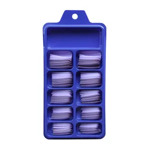 Vue détaillée de 100 faux ongles longs ballerine lilas dans une boîte bleue.