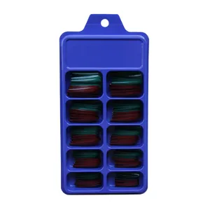 Vue détaillée de 100 faux ongles longs ballerine dans une boîte de rangement bleue