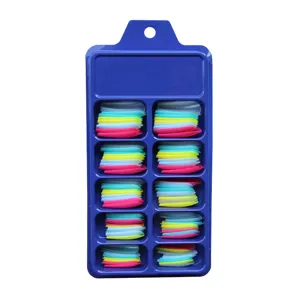 Lot de 100 faux ongles longs ballerine colorés dans une boîte de rangement en bleu.