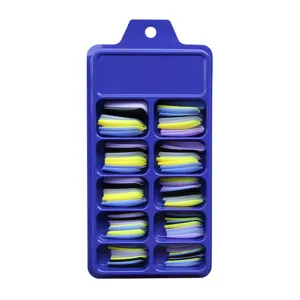 Coffret de 100 faux ongles cercueil colorés rangés dans une boîte de rangement bleue