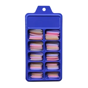 Vue détaillée de 100 faux ongles longs ballerine dégradés dans une boîte bleue de rangement