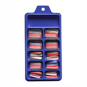 Vue détaillée de 100 faux ongles longs ballerine cercueil dans une boîte bleue.