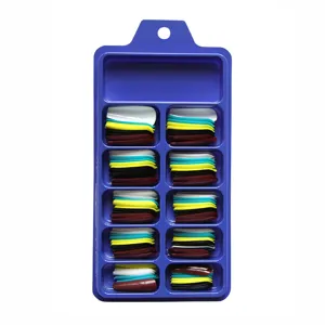 Vue détaillée de 100 faux ongles longs ballerine multicolores dans une boîte bleue