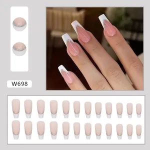 Eleganti unghie finte French con sfumatura glitter argento e finitura bianca a ballerina