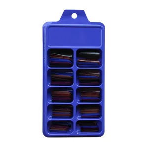 Vue macro détaillée d'un ensemble de 100 faux ongles ballerine dans un étui de rangement bleu