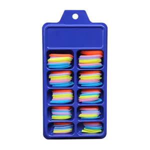 Vue détaillée de 100 faux ongles longs style ballerine colorés dans une boîte bleue