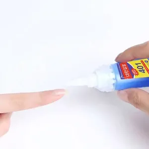 Detailopname van de 401 nagellijm druppelaar bij het aanbrengen op een vingernagel