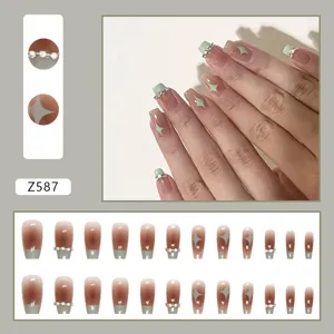 Ensemble de 30 faux ongles dégradés roses avec des motifs d'étoiles et de strass fins