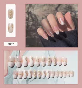 Affichage de 24 faux ongles avec texture marbre, feuille d'or et accents de perles