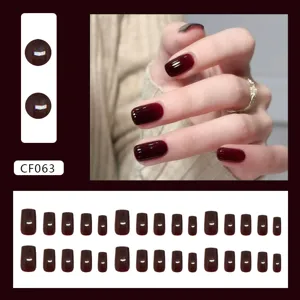 Gedetailleerde weergave van 30 stuks donkerrode glanzende kunstnagels met model