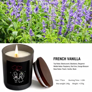 Détail de bougie parfumée en verre foncé avec couvercle en bois et motif de couple.