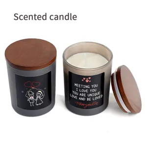 Bougie parfumée avec couvercle en bois et étiquette de citation d'amour pour décoration romantique.