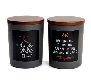 Bougie parfumee elegante avec couvercle en bois et autocollant de couple pour cadeau.