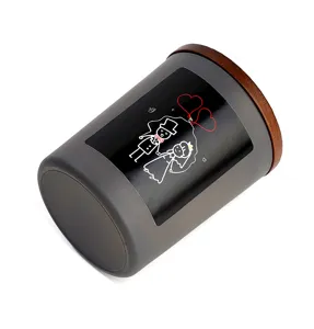 Bougie parfumée en pot gris mat avec couvercle en bois, design de couple de mariage romantique.