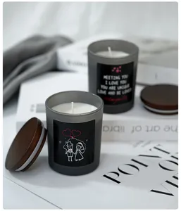 Bougie parfumée d'aromathérapie en pot en verre gris foncé avec couvercle en bois romantique.