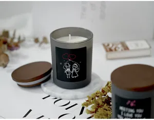 Bougie parfumée en verre givré gris avec couvercle en bois, design de mariage romantique.
