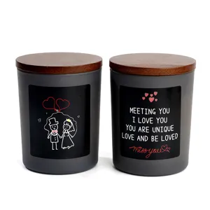Bougie parfumée romantique avec couvercle en bois et design de couple pour les beaux cadeaux.