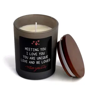 Bougie parfumée en verre givré gris avec couvercle en bois, cadeau romantique idéal.