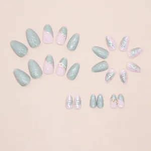 Vue détaillée de 24 faux ongles avec motifs œil de chat vert et ailes de papillon