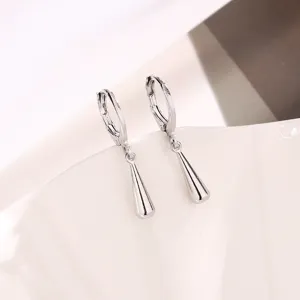 Nahaufnahme minimalistischer silberner Wassertropfen-Ohrringe mit glatten Anhängern