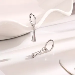 Detail minimalistischer silberner Wassertropfen-Ohrringe auf weißem Hintergrund